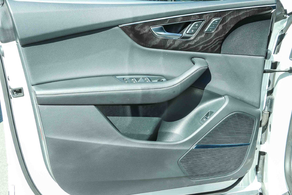 Thumbnail: 2023 Audi Q8 - 28