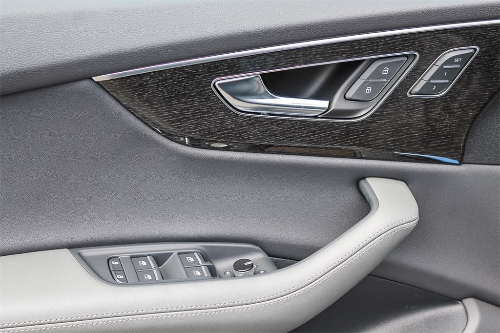 Thumbnail: 2025 Audi Q8 - 25