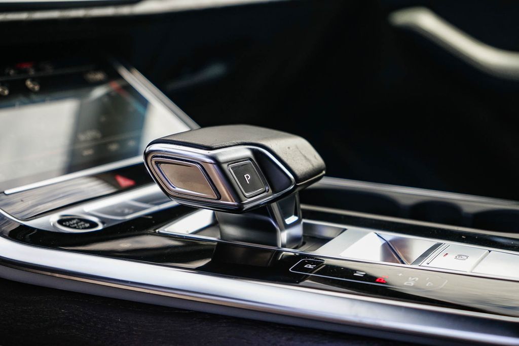 Thumbnail: 2021 Audi Q8 - 24
