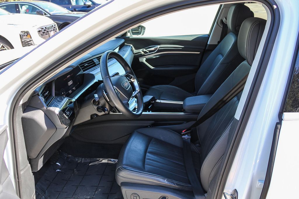 Thumbnail: 2023 Audi e-tron - 10