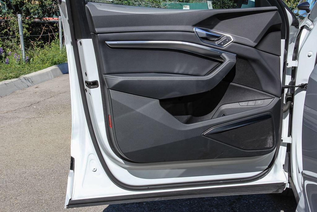 Thumbnail: 2023 Audi e-tron - 26