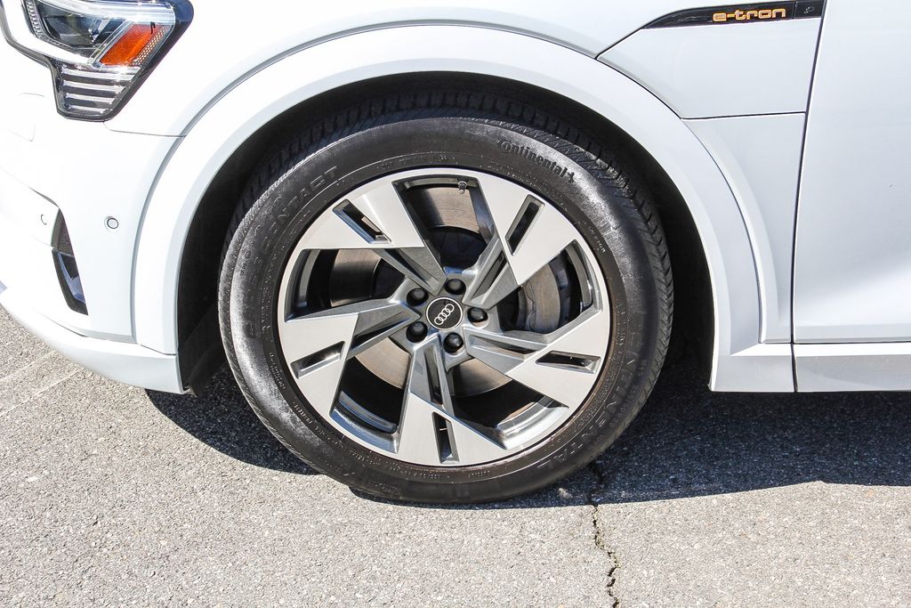 Thumbnail: 2023 Audi e-tron - 6