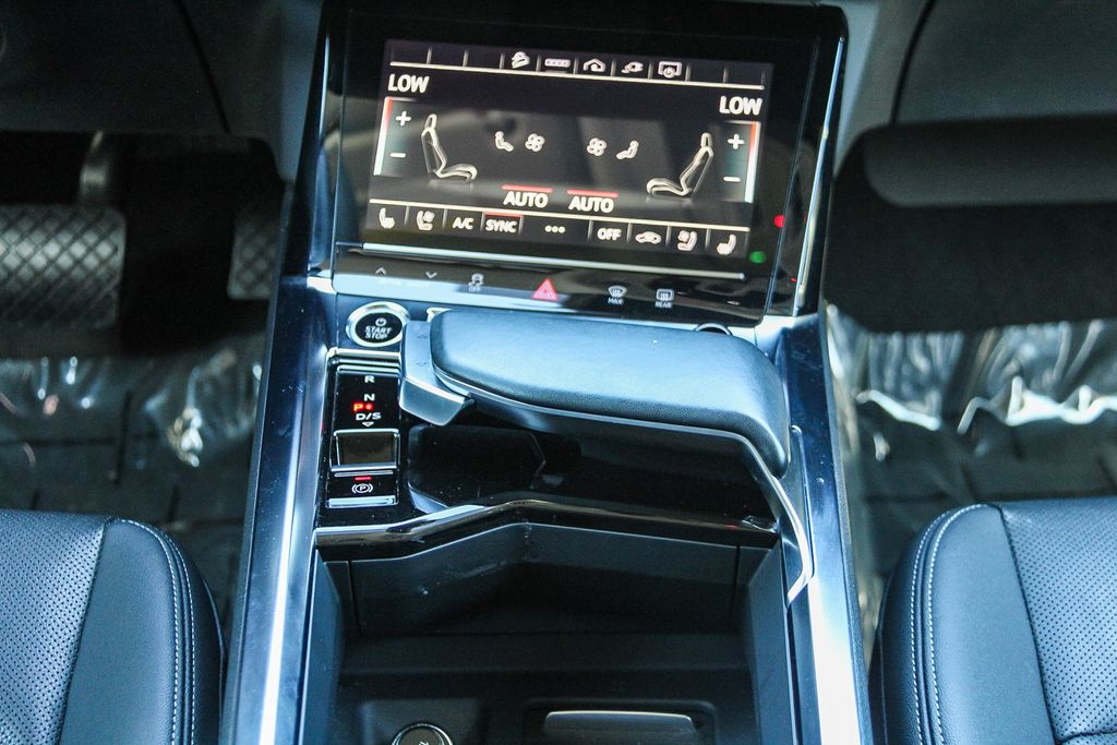 Thumbnail: 2023 Audi e-tron - 14