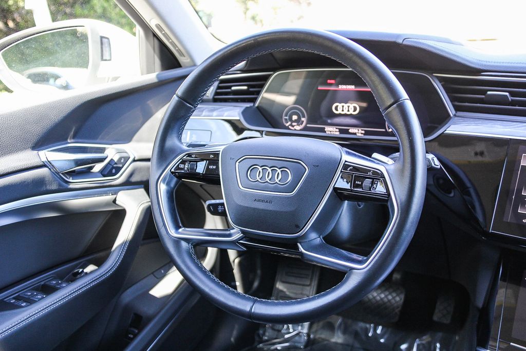 Thumbnail: 2023 Audi e-tron - 8