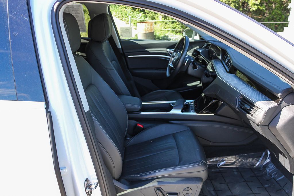 Thumbnail: 2023 Audi e-tron - 9