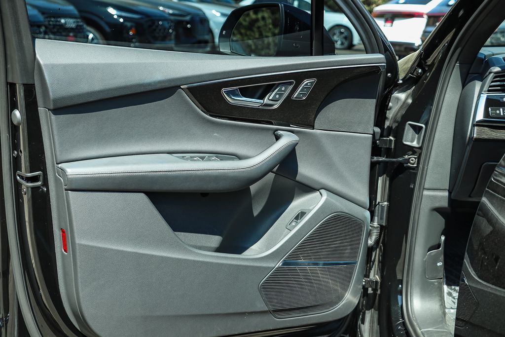 Thumbnail: 2025 Audi Q7 - 25