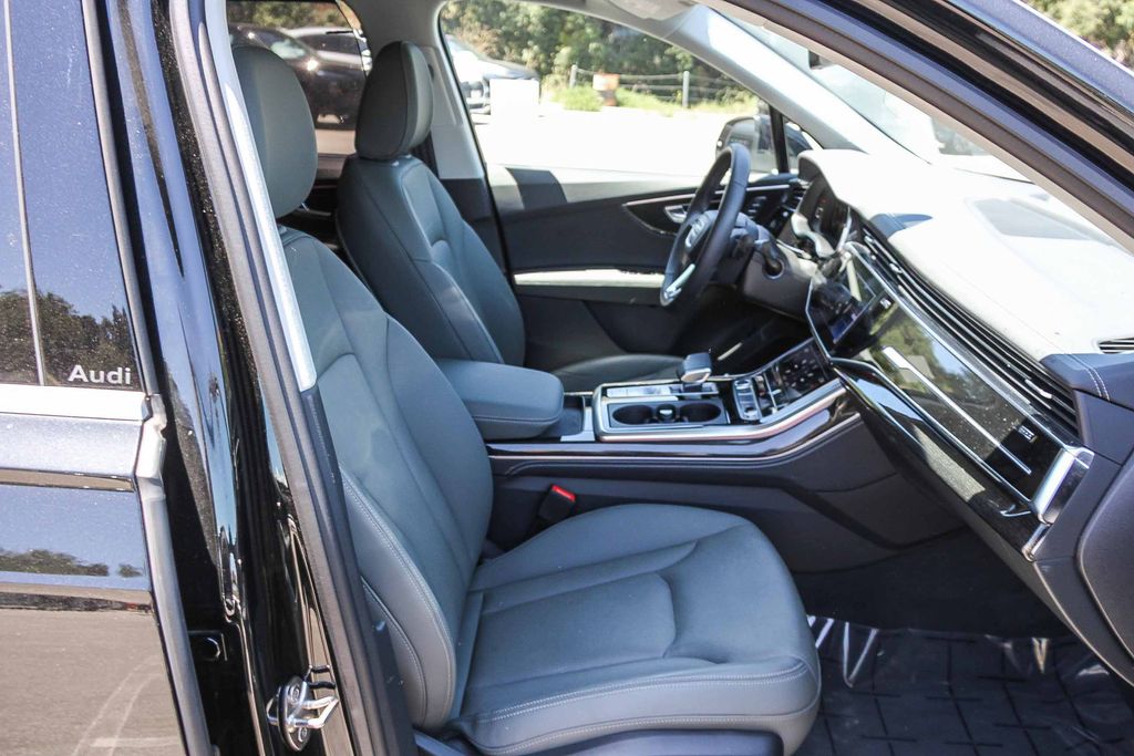 Thumbnail: 2025 Audi Q7 - 9