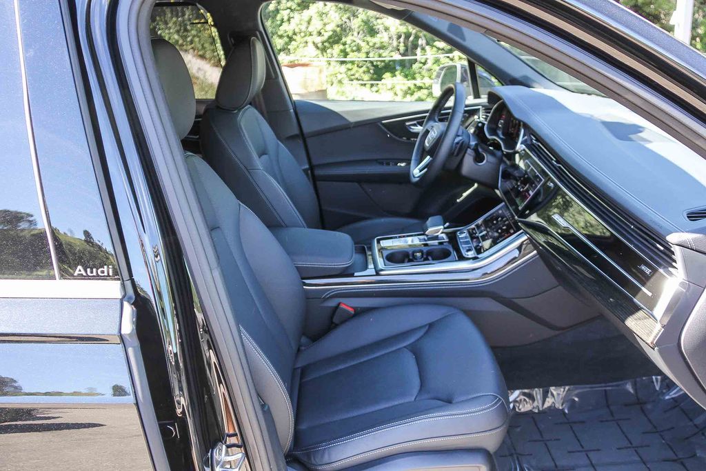 Thumbnail: 2026 Audi Q7 - 9