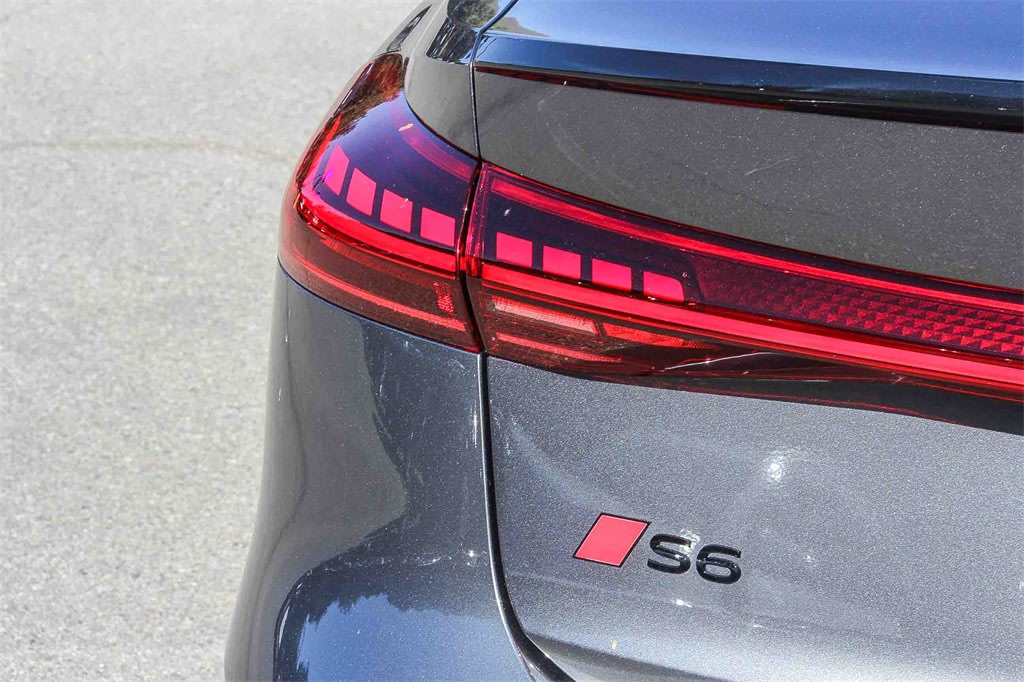 Thumbnail: 2025 Audi e-tron S - 22