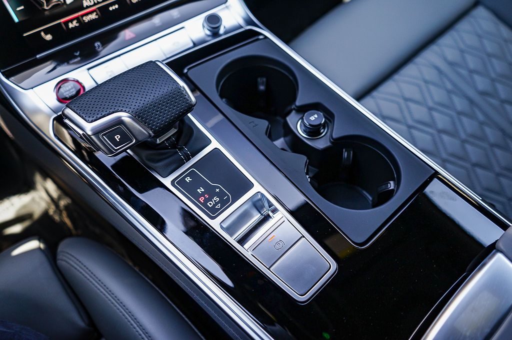 Thumbnail: 2025 Audi S6 - 27