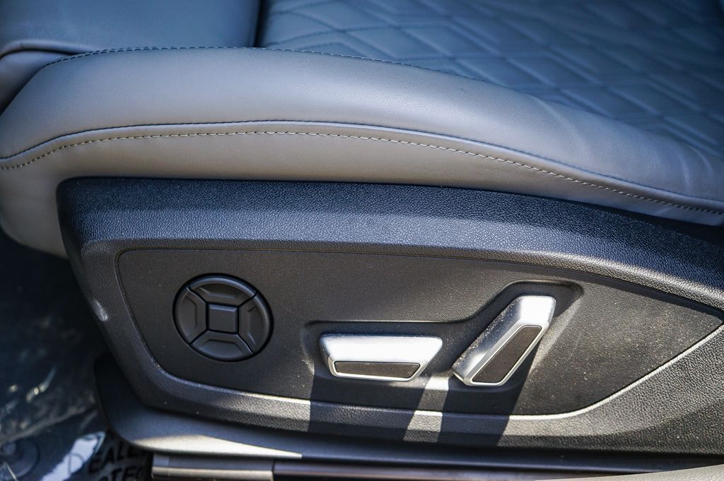 Thumbnail: 2025 Audi S6 - 25
