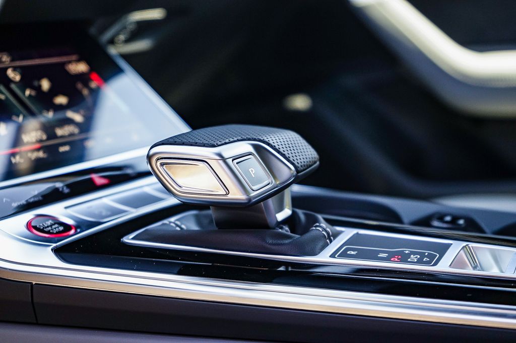 Thumbnail: 2025 Audi S6 - 14