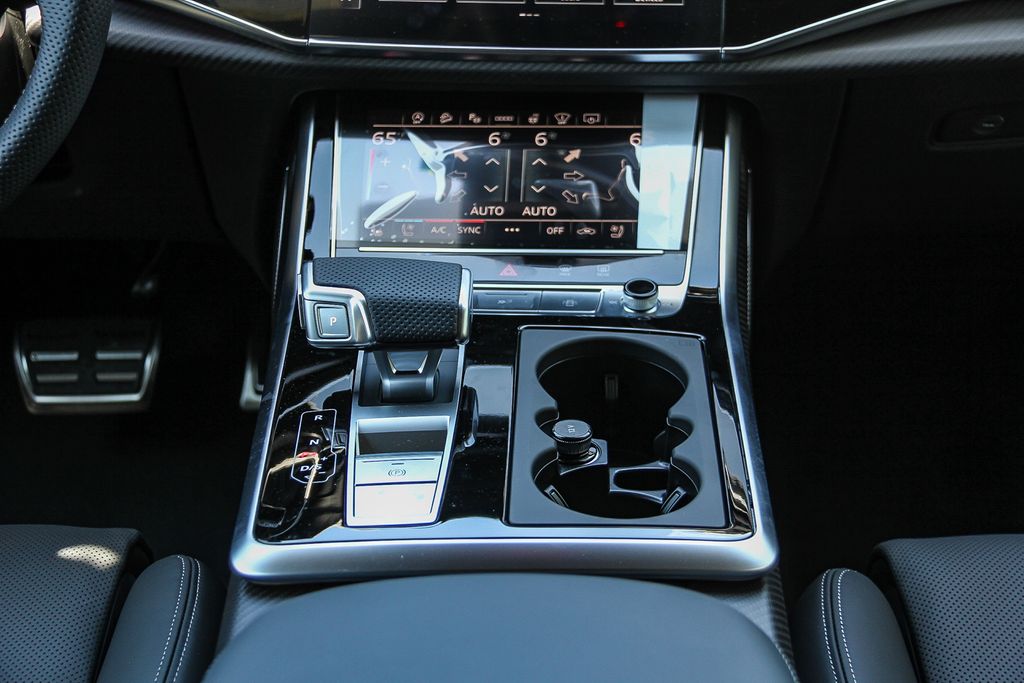 Thumbnail: 2026 Audi RS Q8 - 13