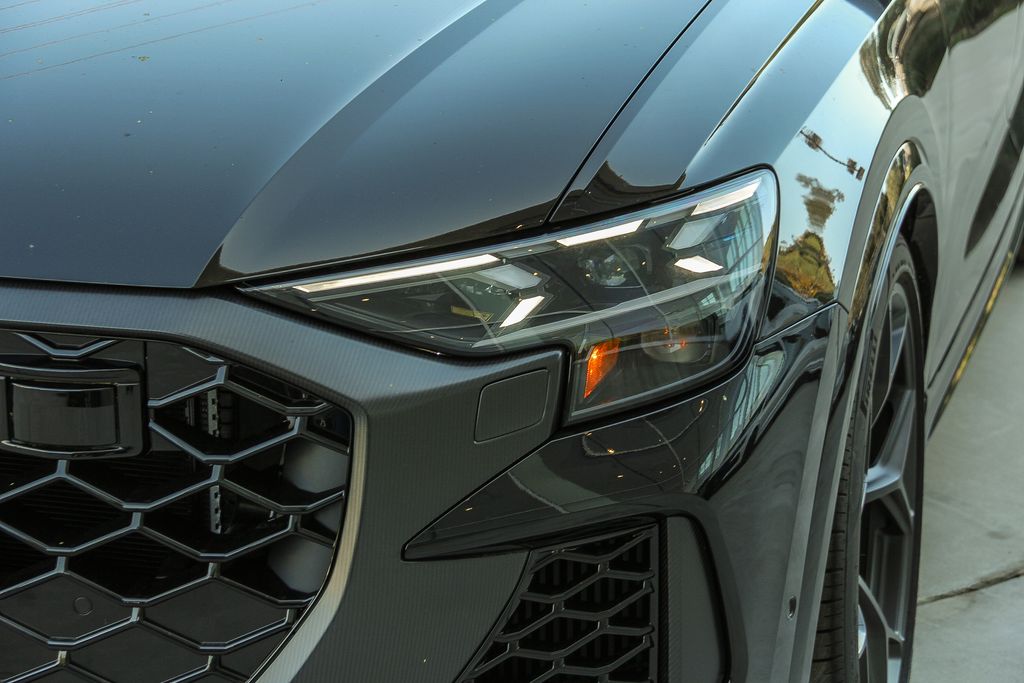 Thumbnail: 2026 Audi RS Q8 - 18