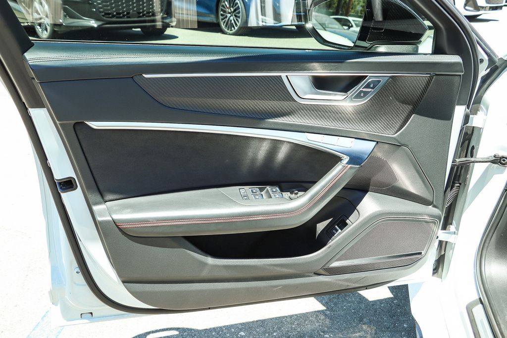 Thumbnail: 2022 Audi RS 6 - 25