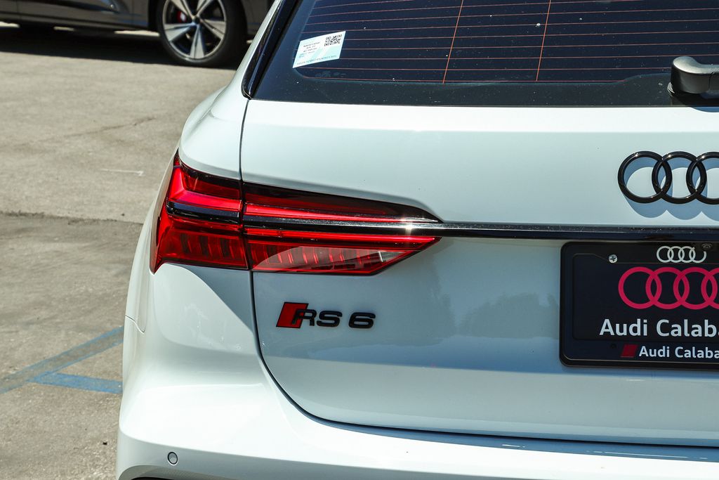 Thumbnail: 2022 Audi RS 6 - 22
