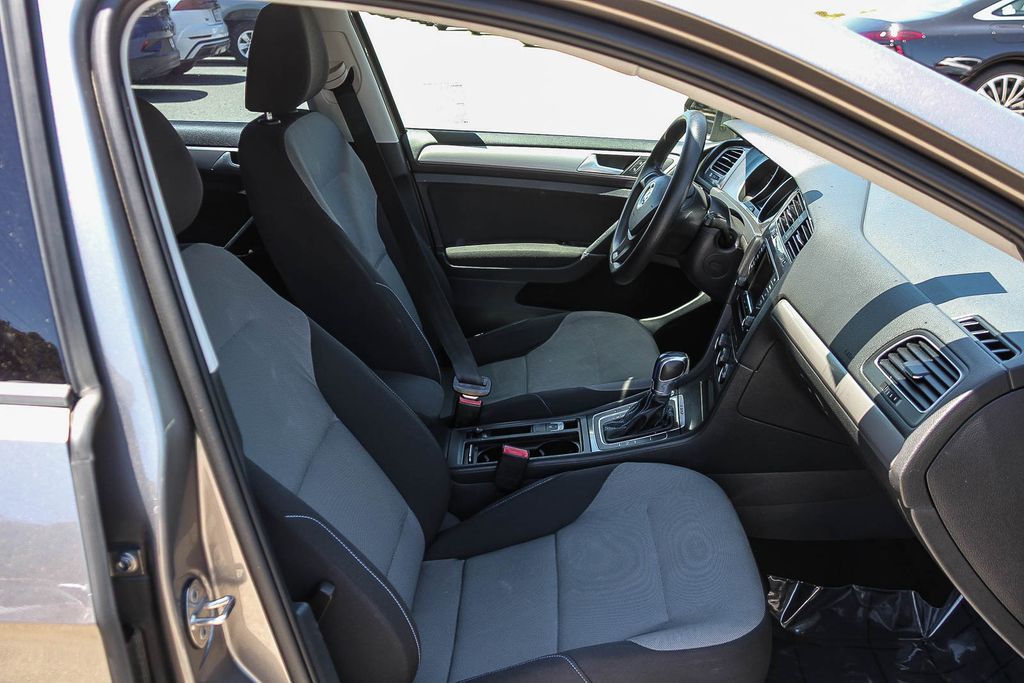Thumbnail: 2015 Volkswagen e-Golf - 9