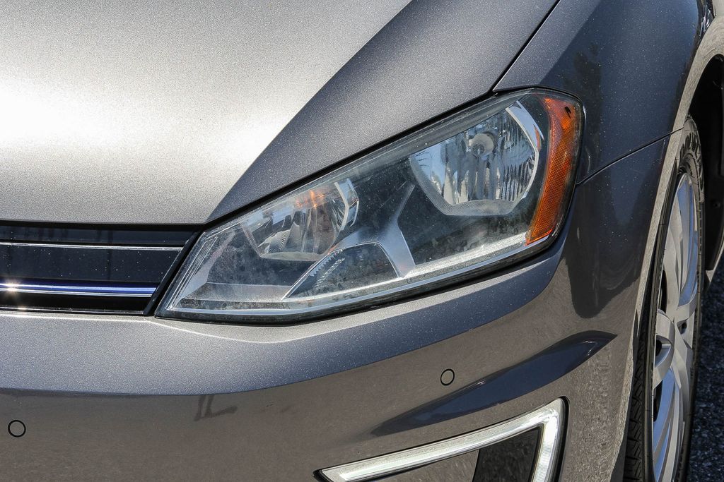 Thumbnail: 2015 Volkswagen e-Golf - 19