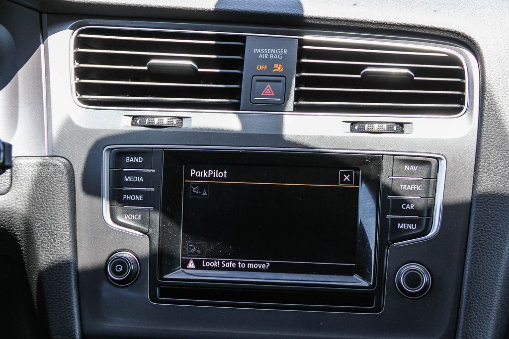 Thumbnail: 2015 Volkswagen e-Golf - 12