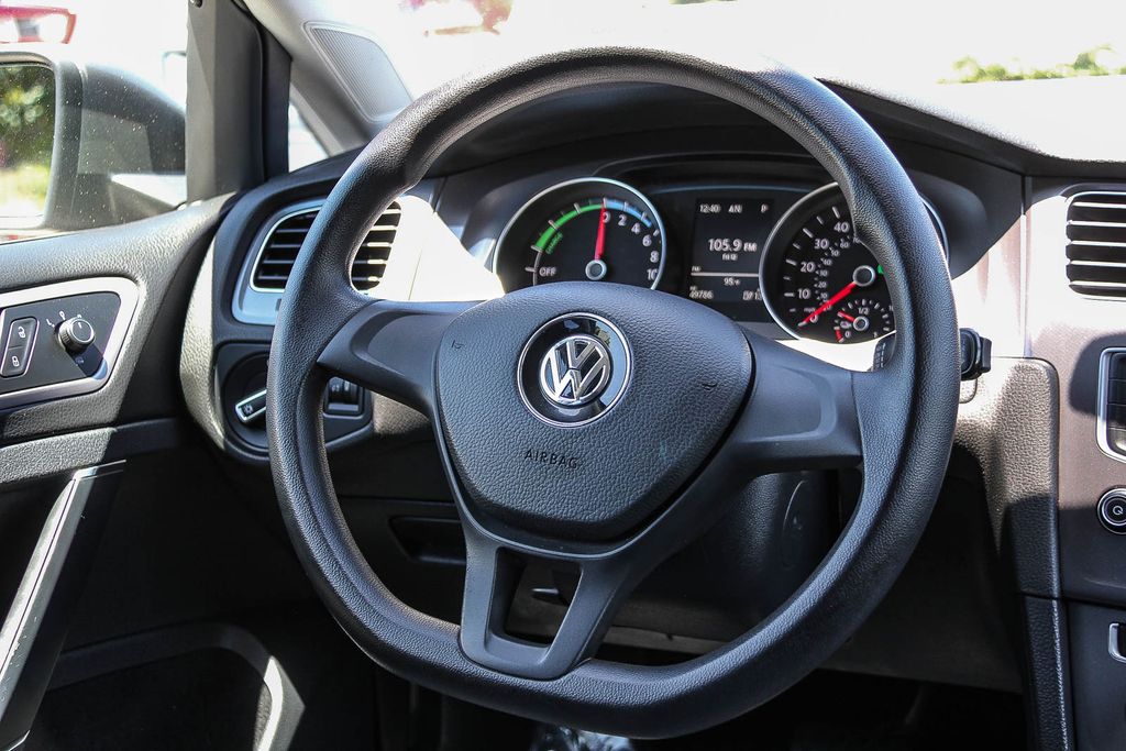 Thumbnail: 2015 Volkswagen e-Golf - 8