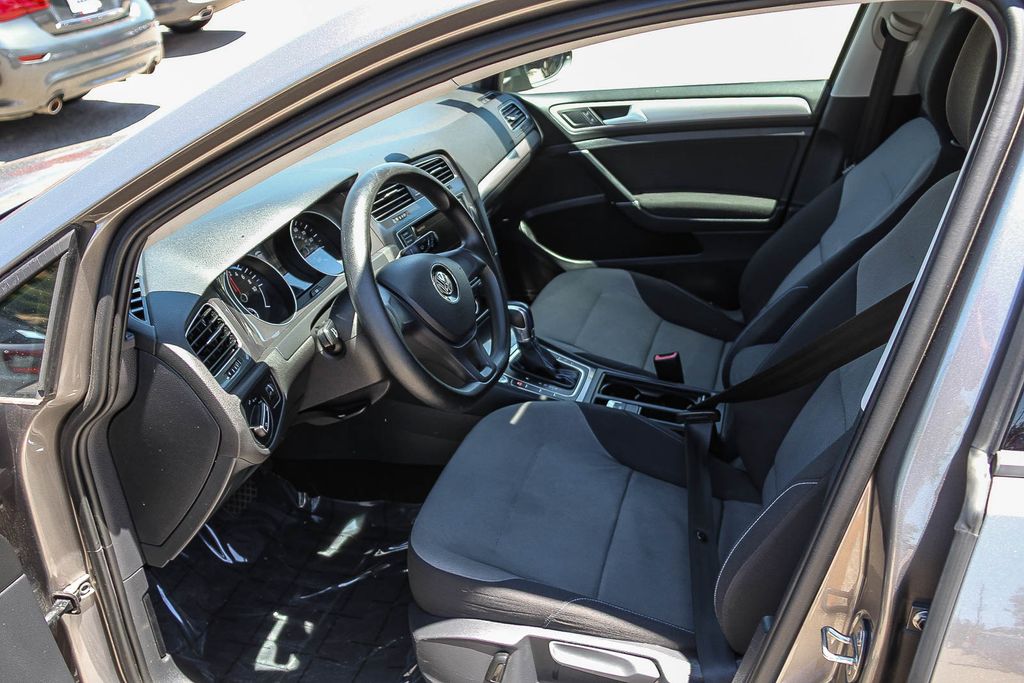 Thumbnail: 2015 Volkswagen e-Golf - 10