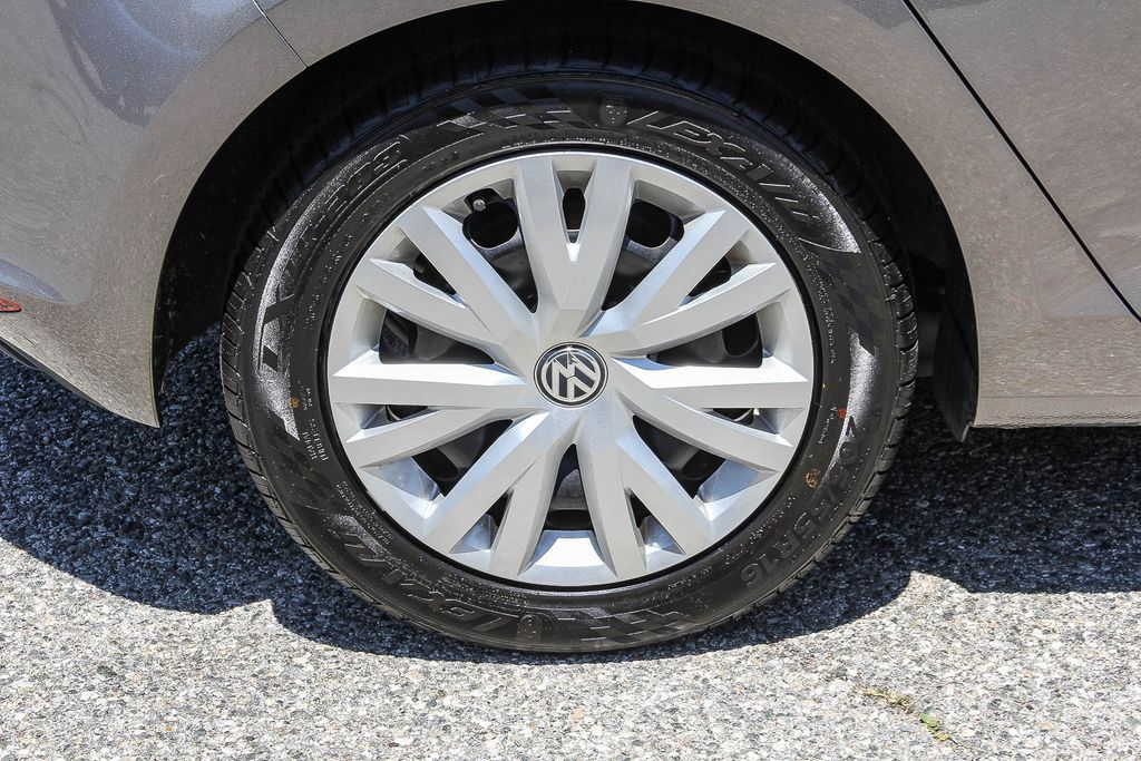 Thumbnail: 2015 Volkswagen e-Golf - 21