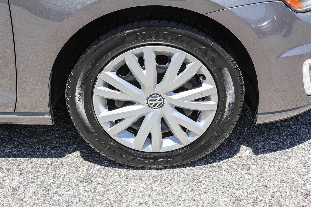 Thumbnail: 2015 Volkswagen e-Golf - 6