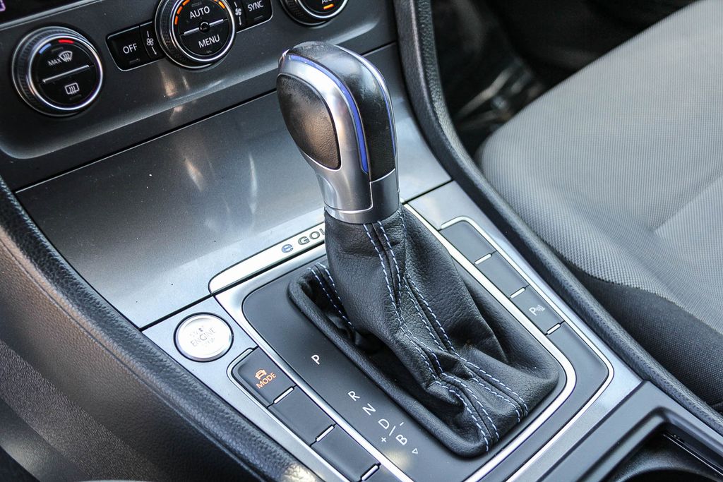 Thumbnail: 2015 Volkswagen e-Golf - 23