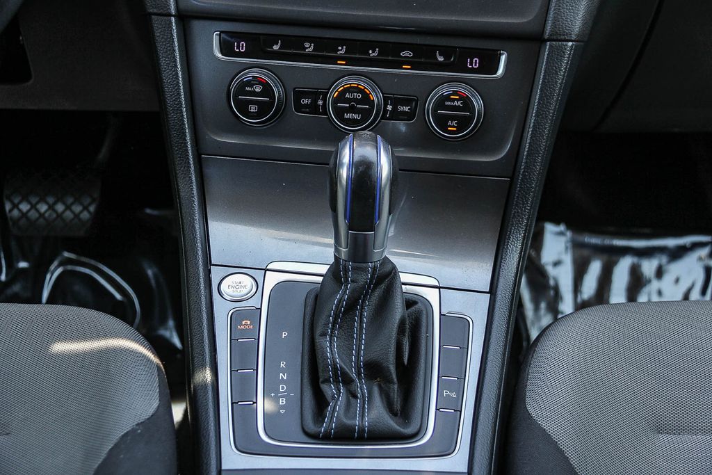 Thumbnail: 2015 Volkswagen e-Golf - 13