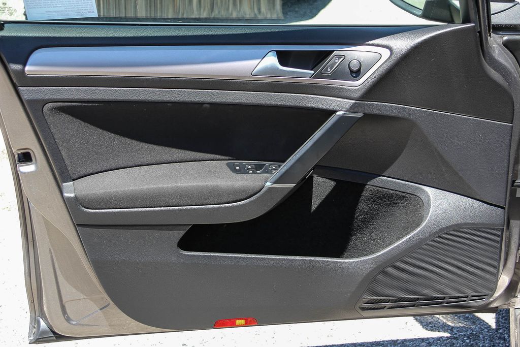 Thumbnail: 2015 Volkswagen e-Golf - 25