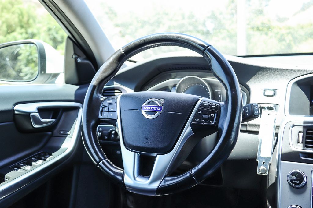 Thumbnail: 2017 Volvo V60 - 13