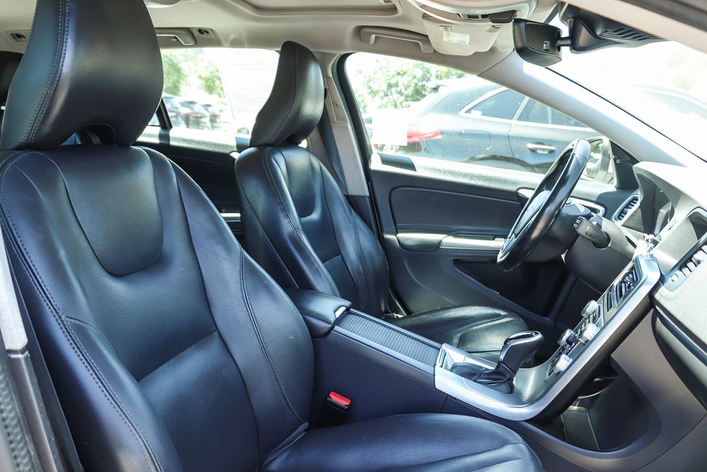 Thumbnail: 2017 Volvo V60 - 10