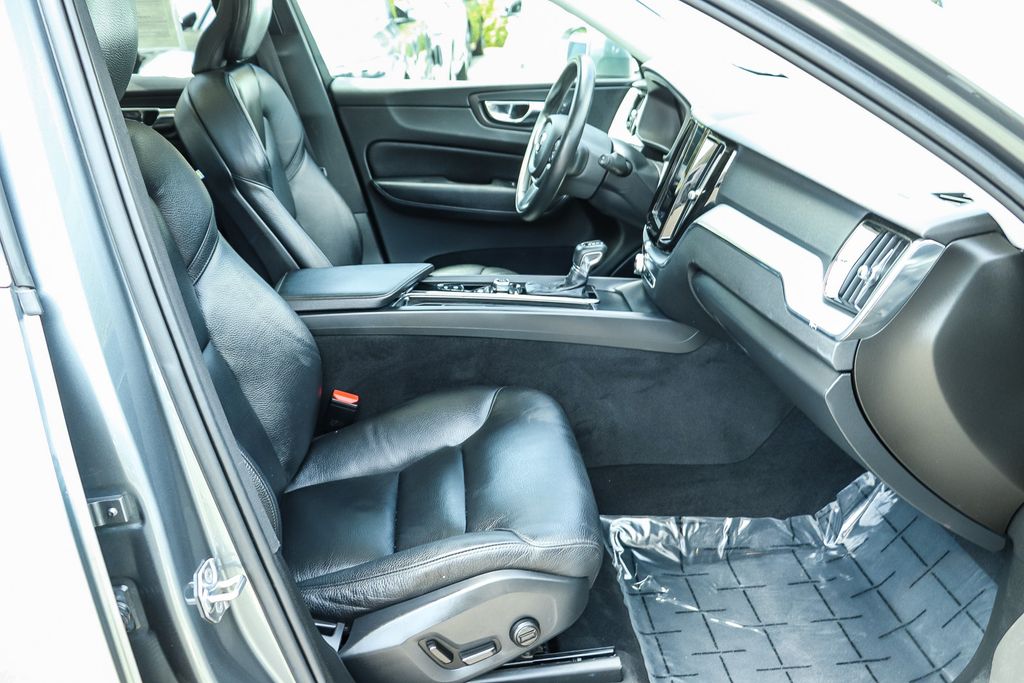 Thumbnail: 2020 Volvo XC60 - 9