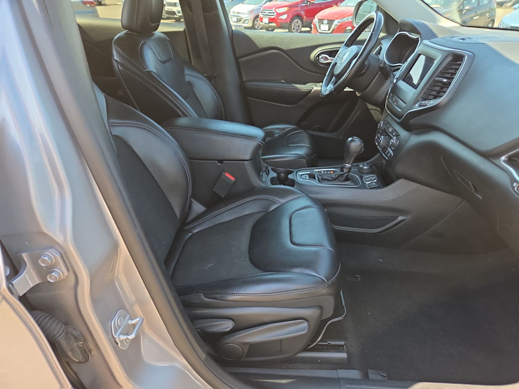 Thumbnail: 2019 Jeep Cherokee - 12