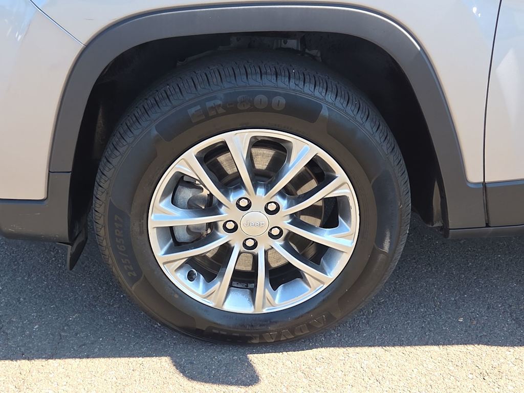 Thumbnail: 2019 Jeep Cherokee - 8