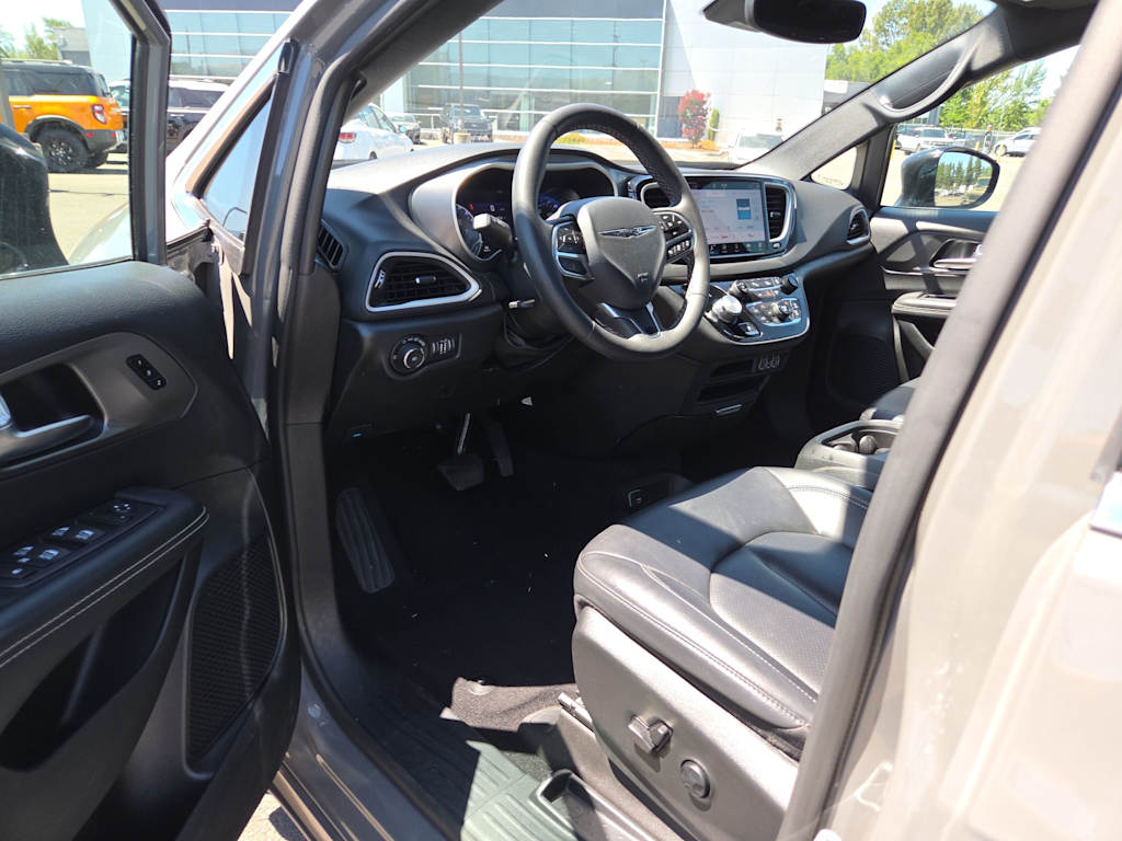 Thumbnail: 2025 Chrysler Pacifica - 12