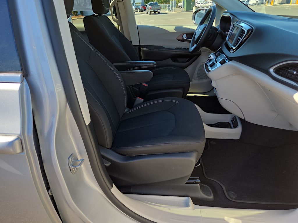 Thumbnail: 2023 Chrysler Voyager - 12