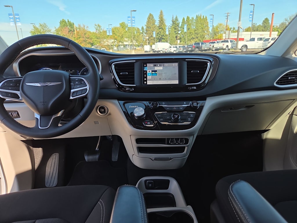Thumbnail: 2023 Chrysler Voyager - 10