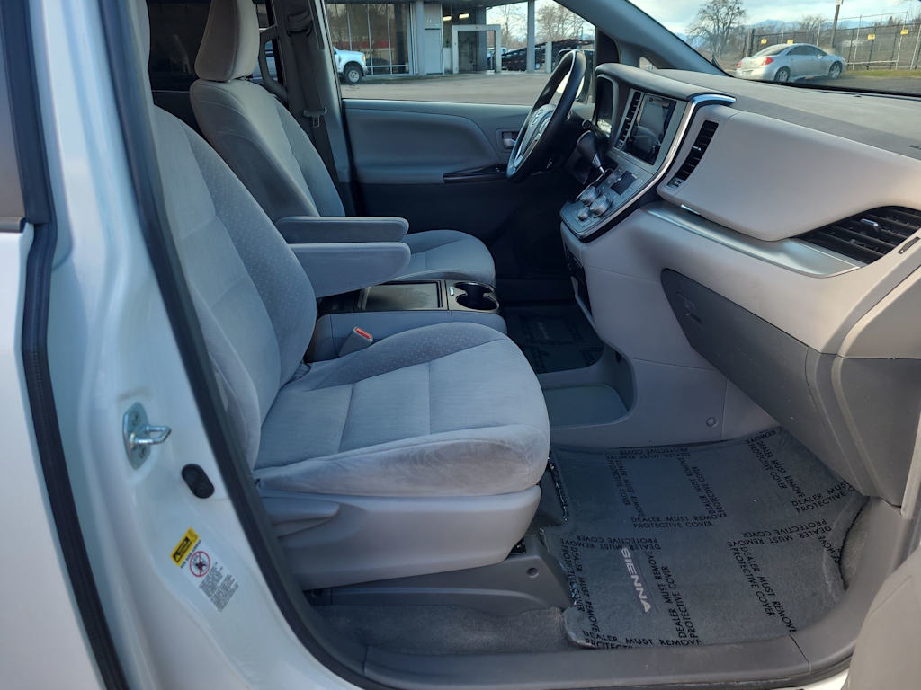 2017 Toyota Sienna LE 11