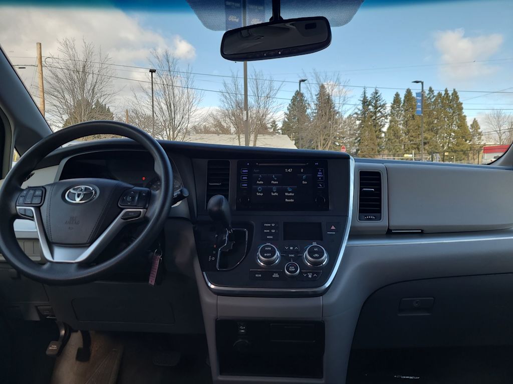 2017 Toyota Sienna LE 2