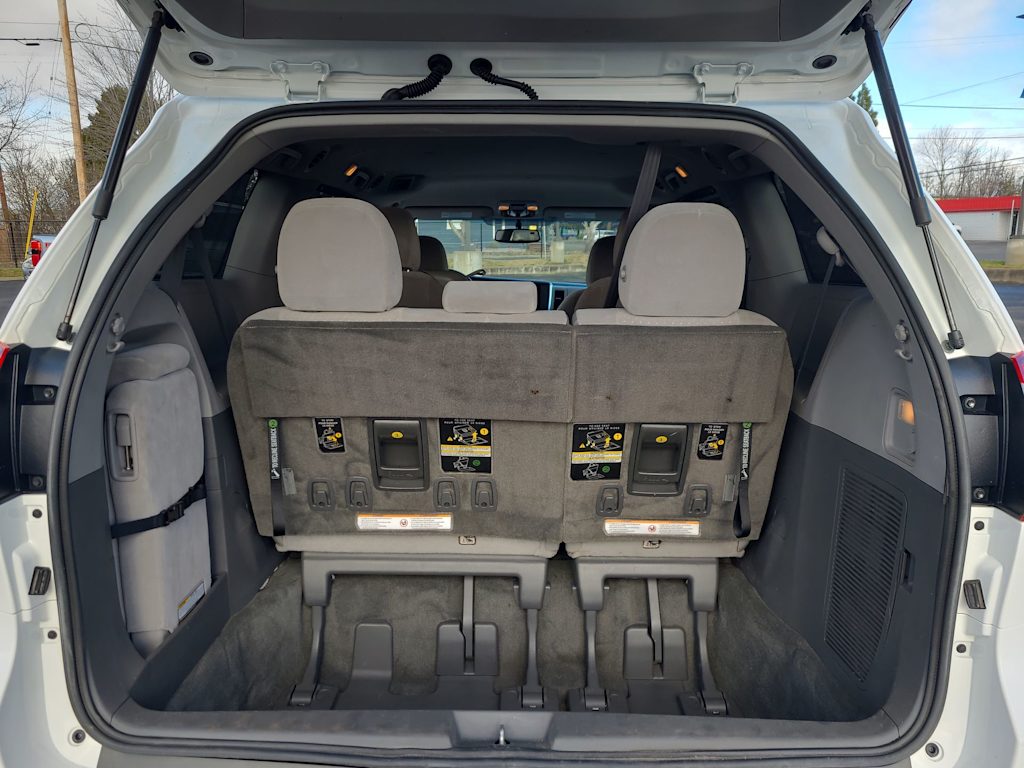 2017 Toyota Sienna LE 29