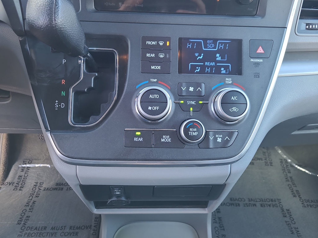 2017 Toyota Sienna LE 28