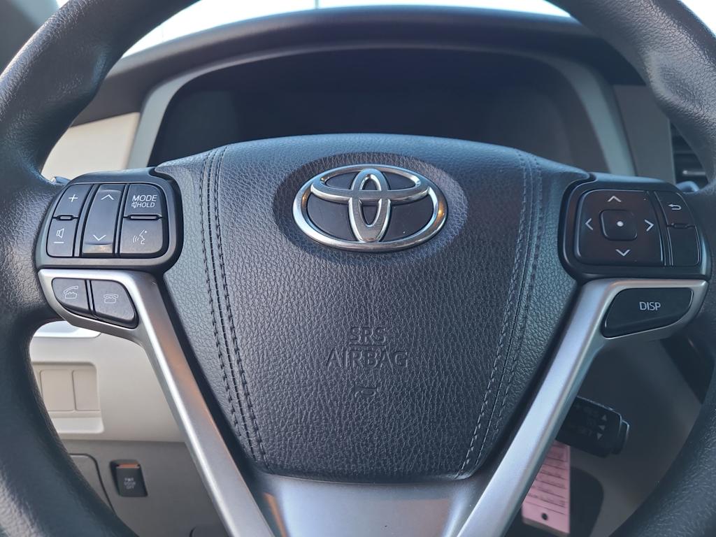 2017 Toyota Sienna LE 27