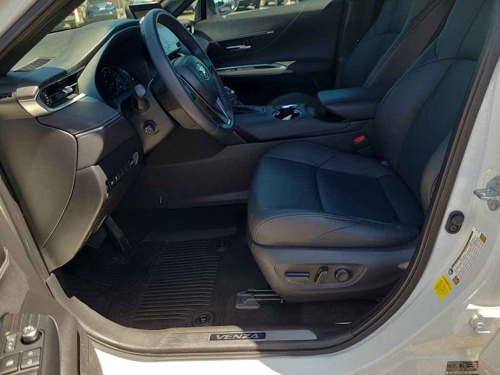 Thumbnail: 2023 Toyota Venza - 11