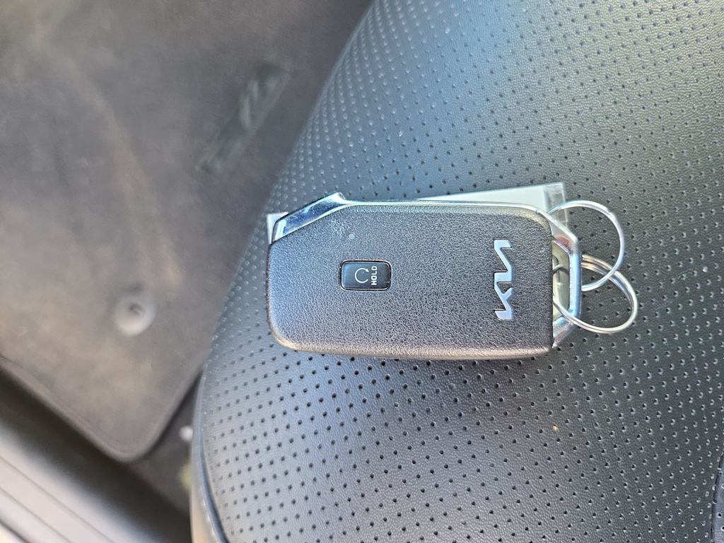 Thumbnail: 2022 Kia EV6 - 17