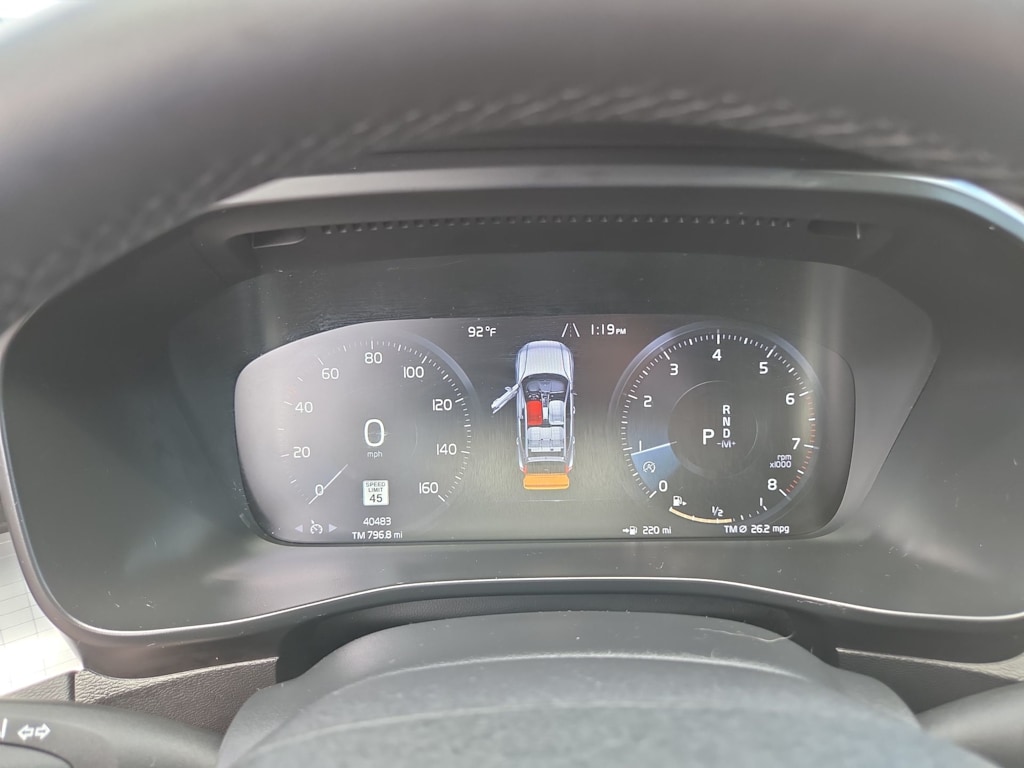 Thumbnail: 2022 Volvo XC40 - 16