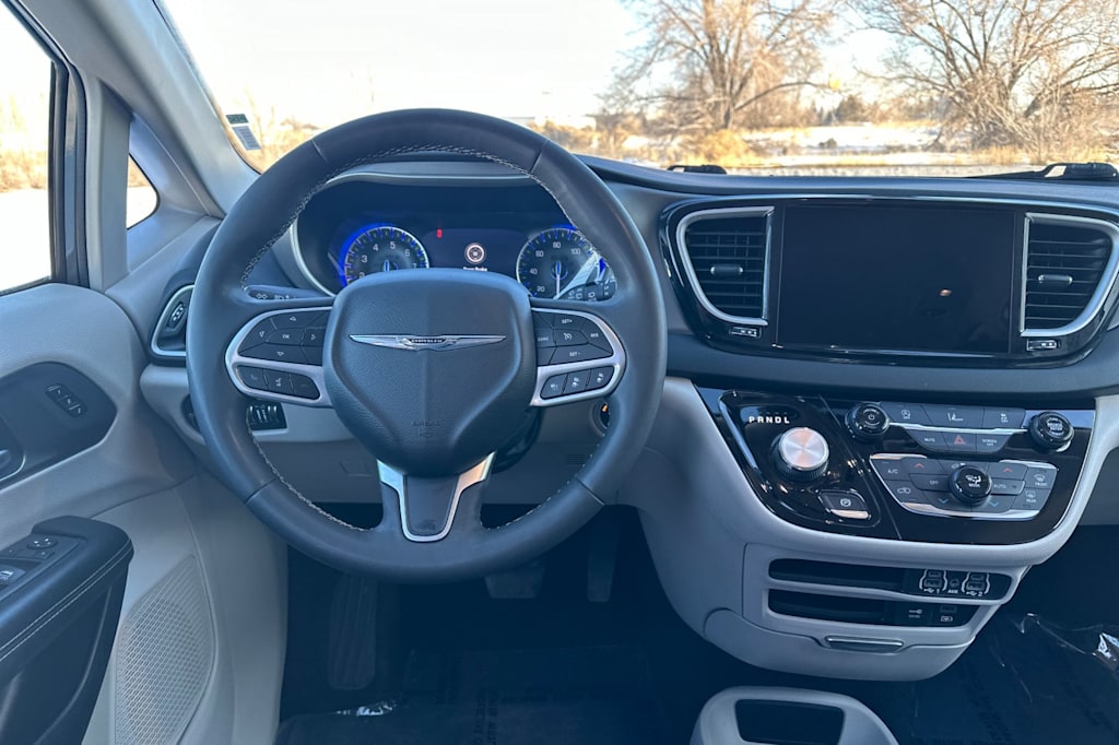 2022 Chrysler Pacifica Touring L 13