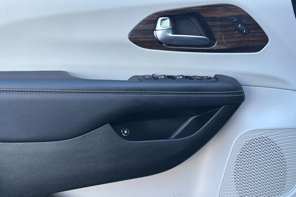 Thumbnail: 2023 Chrysler Pacifica - 20