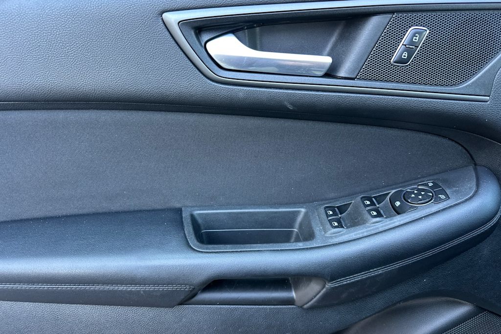 Thumbnail: 2016 Ford Edge - 21
