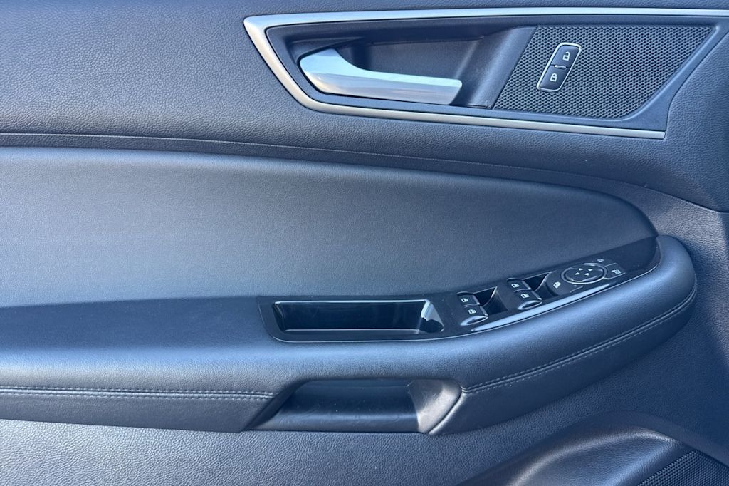 Thumbnail: 2020 Ford Edge - 16